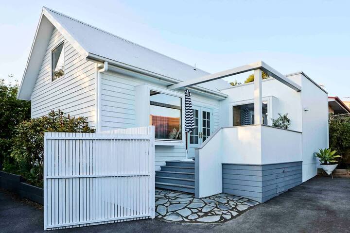 White Cottage & White Barn. Luxe city group stay. gallery image 5