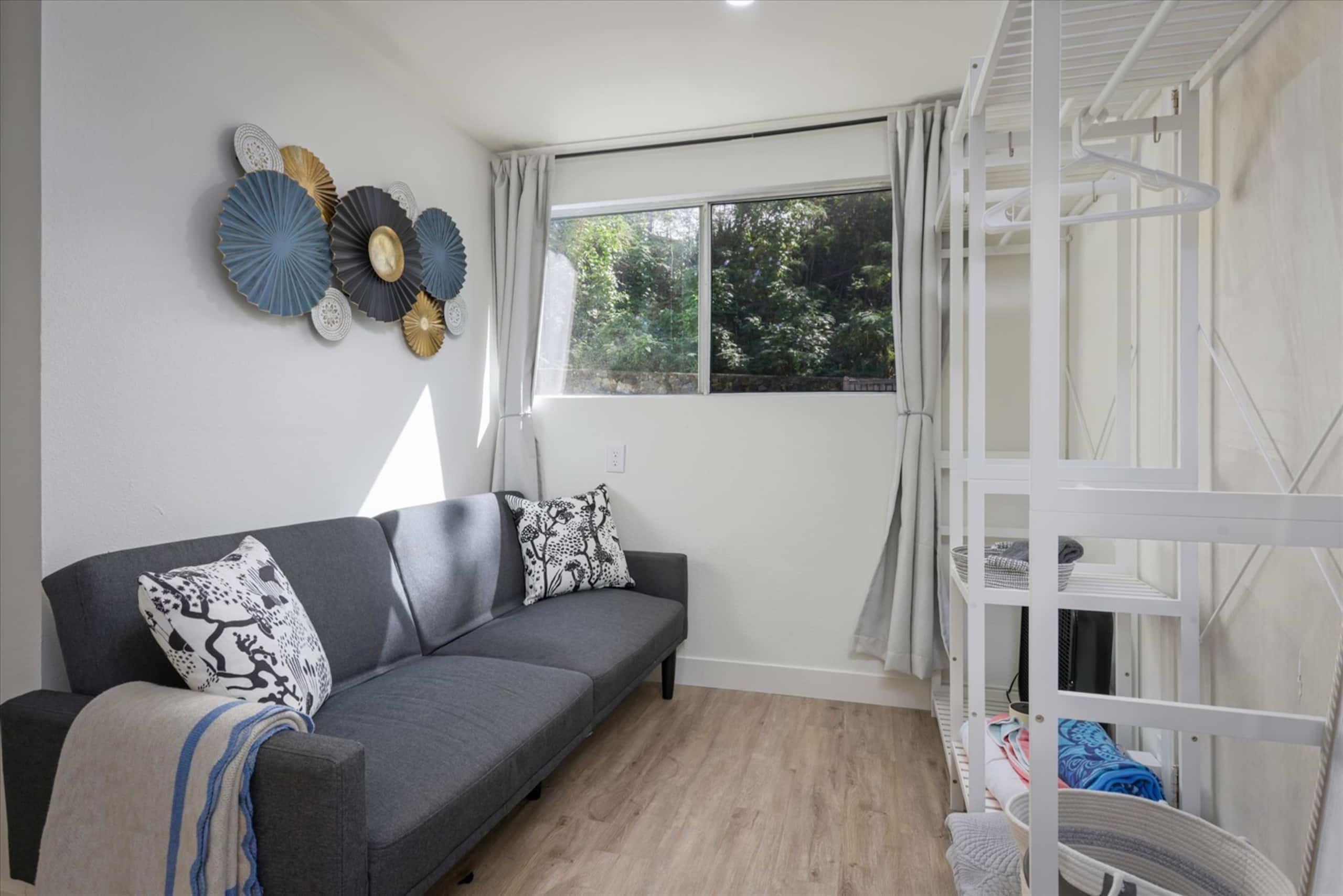 Guesthouse in Kailua-Kona · ★4.81 · 2 bedrooms · 3 beds · 1 private bath - Image 10