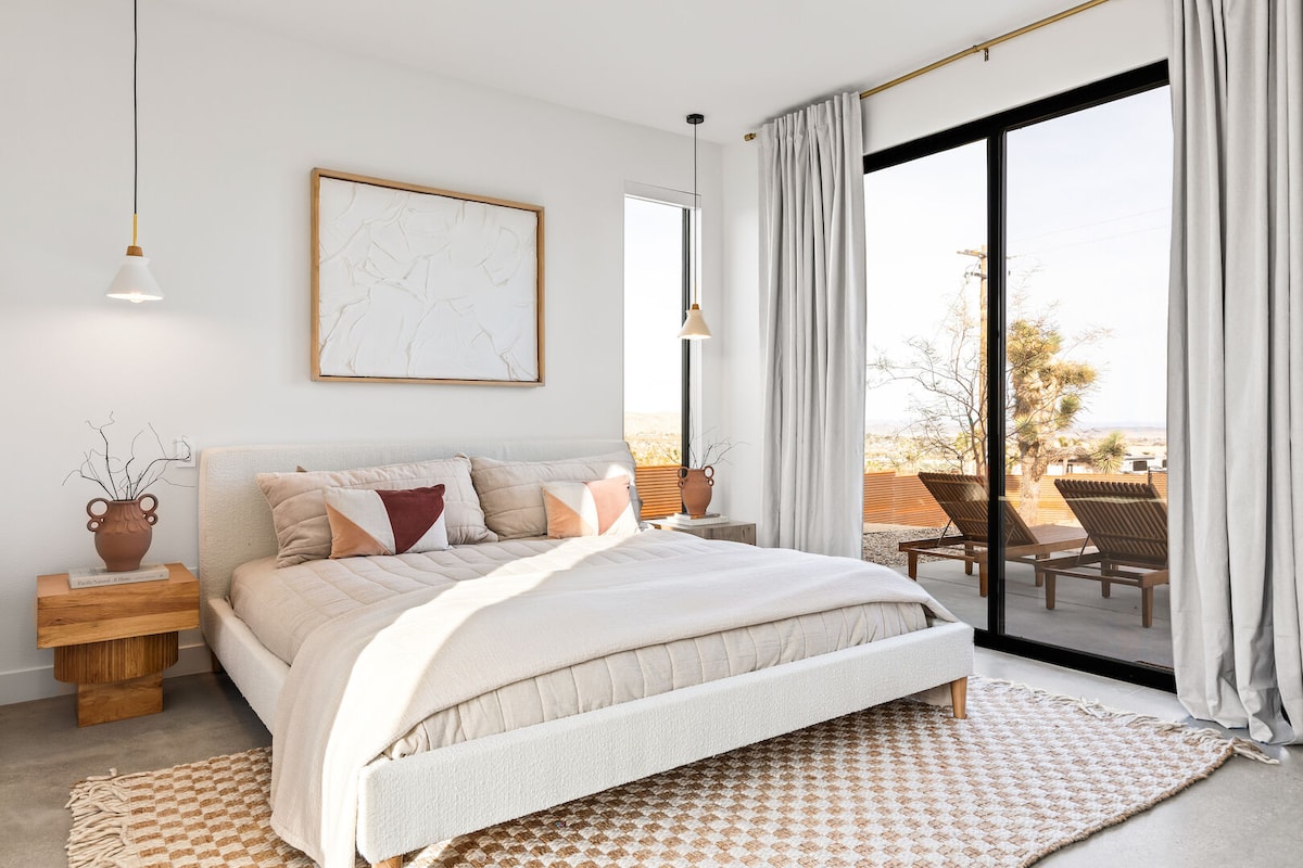 El dormitorio principal cuenta con una cama tamaño king.