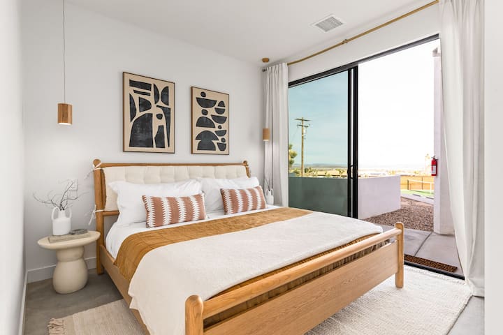 Dhoma e gjumit 3 ka një krevat dopio "king".