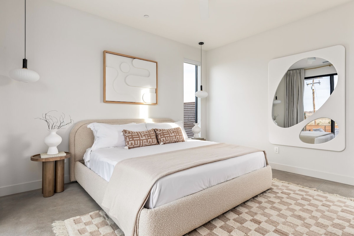 El dormitorio 2 cuenta con una cama tamaño king.