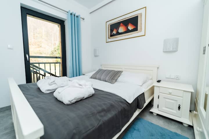 Chumba cha kulala na kitanda cha watu wawili na TV