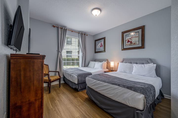 Dormitorio con dos camas completas