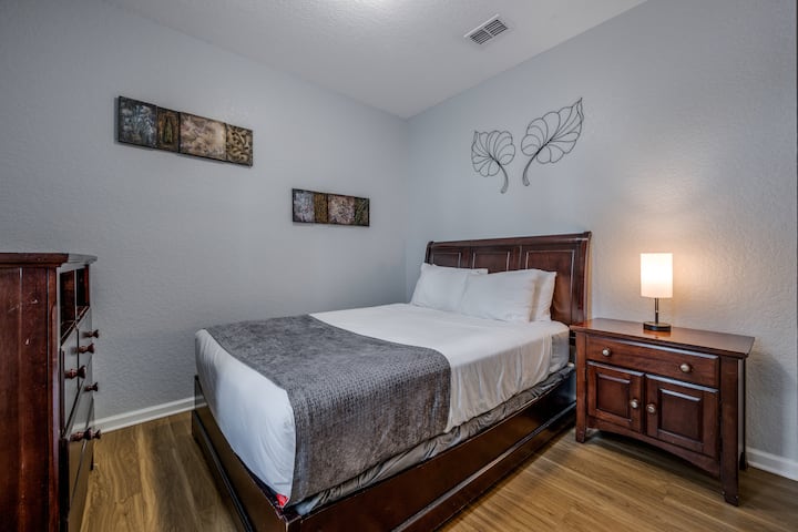 Dormitorio con cama queen