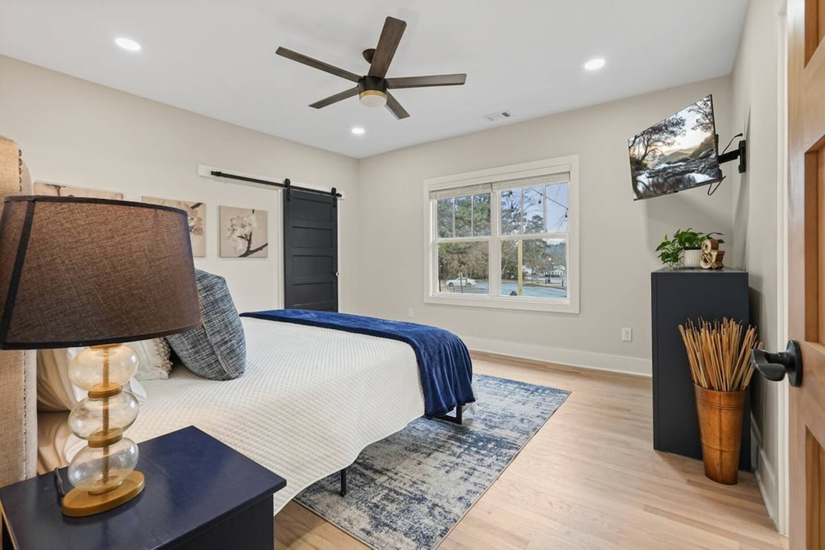 Chumba cha kulala cha msingi kina kitanda cha ukubwa wa kifalme, televisheni mahiri na feni ya dari. Machaguo ya kuhifadhi ni pamoja na kabati kubwa la kujipambia na kabati la kuingia. 