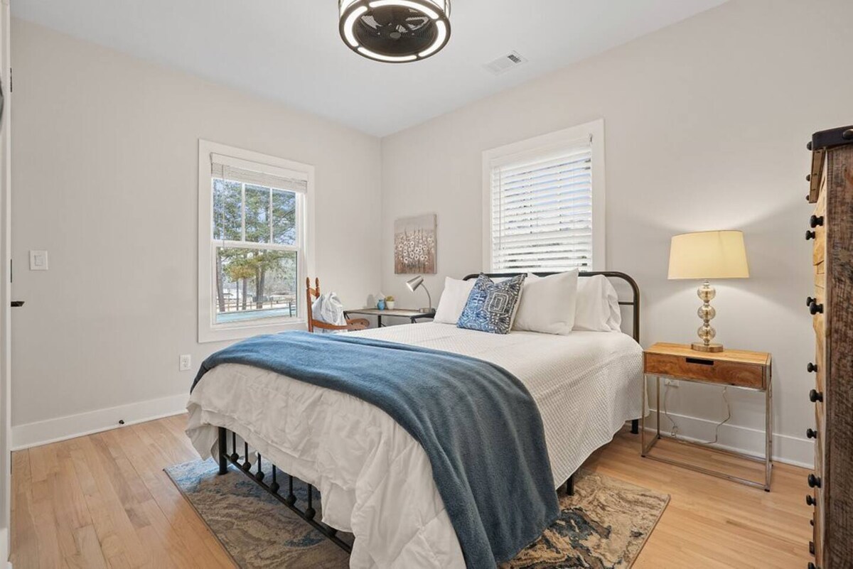 Chumba cha 2 cha kulala kina kitanda, dawati na mandhari ya ziwa. Utapenda "fandelier." Hifadhi inajumuisha kabati kubwa na kabati la kujipambia. 