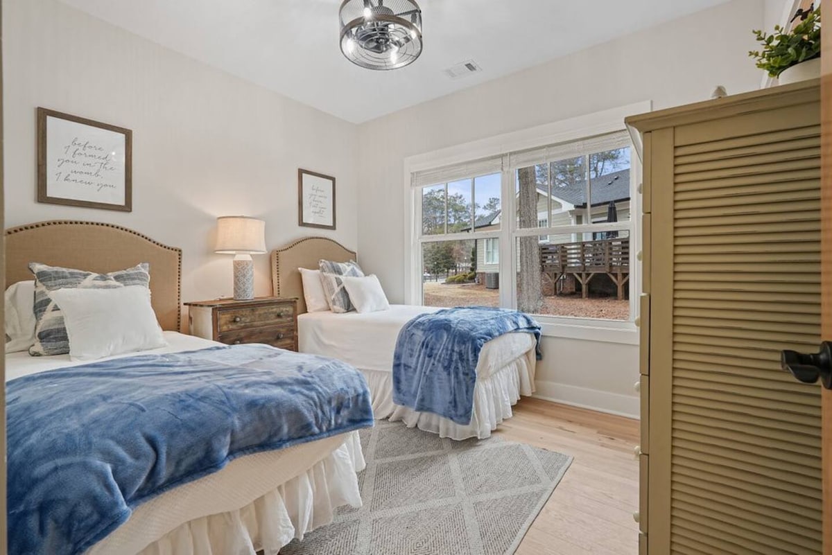 Chumba cha 3 cha kulala kina vitanda viwili pacha na "fandelier". Machaguo ya kuhifadhi yanajumuisha kabati kubwa na vyombo viwili vya kujipambia. 