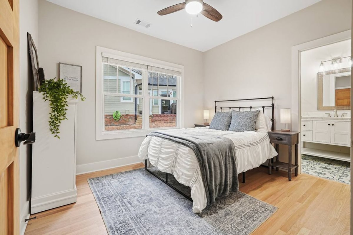 Chumba cha 4 cha kulala kina kitanda kamili/cha watu wawili, feni ya dari na bafu la chumba cha kulala. Machaguo ya kuhifadhi ni pamoja na kabati la kujipambia na kabati kubwa. 