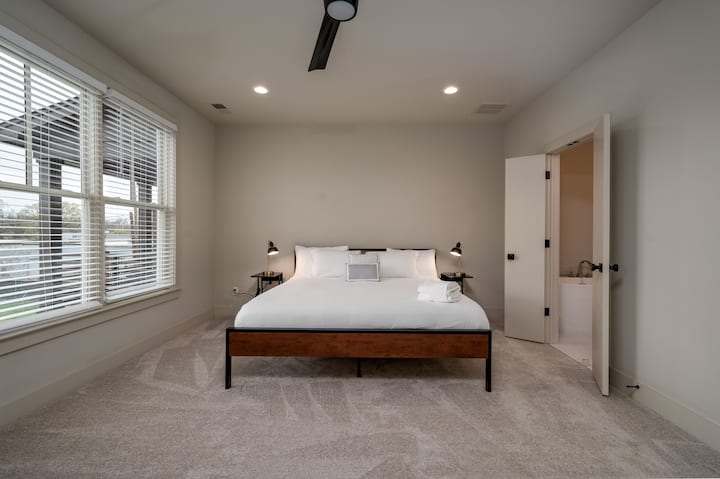 ห้องนอนใหญ่ (เตียงคิงไซส์)