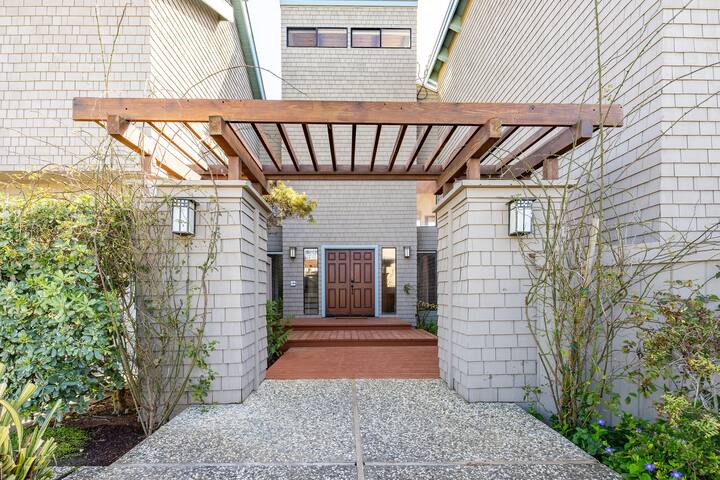 Unmatched Ocean Beach and Mountain Views gallery image 3