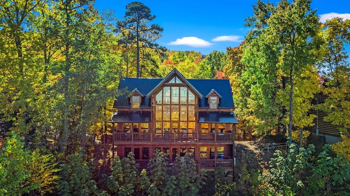 Amazing View Lodge, Your Ultimate 5-bedroom Cabin - Gatlinburg, TN
