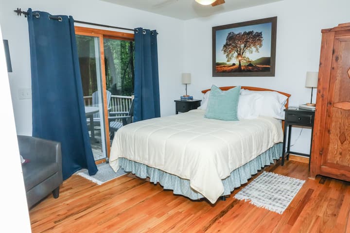 Master Bedroom - Queen