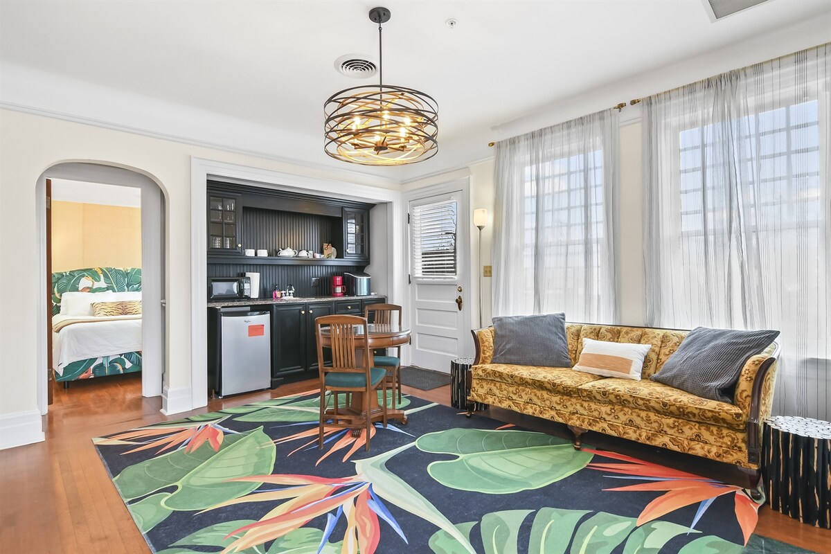 Dhomë ndenjjeje me divan, ambient ngrënieje / leximi dhe kuzhinë