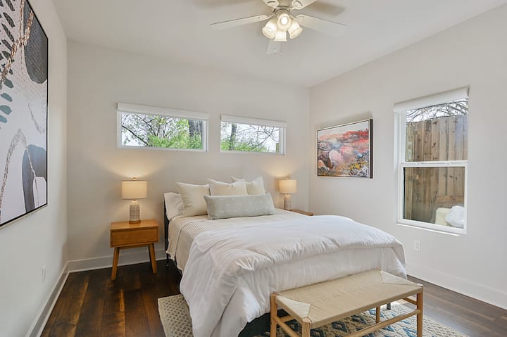 Dhoma e dytë ofron një krevat dopio "queen" dhe dritë të bollshme natyrore, duke premtuar një qëndrim të qetë dhe freskues.