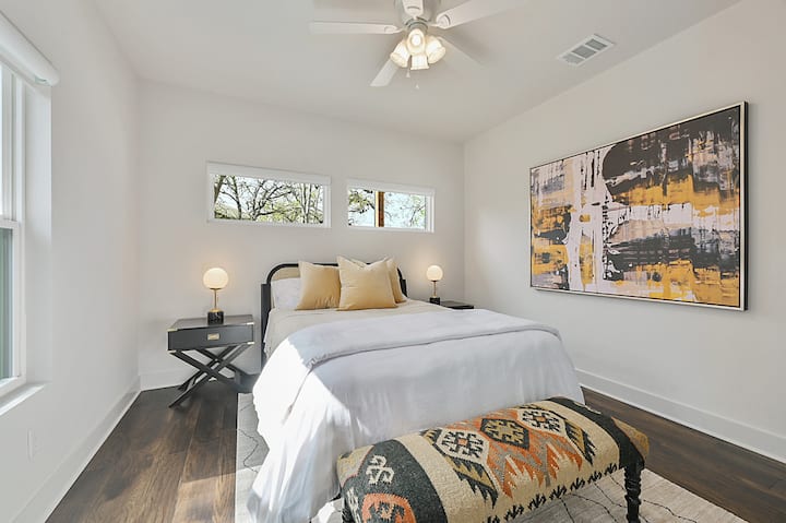 Dhoma e parë e rehatshme me një krevat dopio "queen", duke siguruar një gjumë të rehatshëm dhe të qetë gjatë natës.