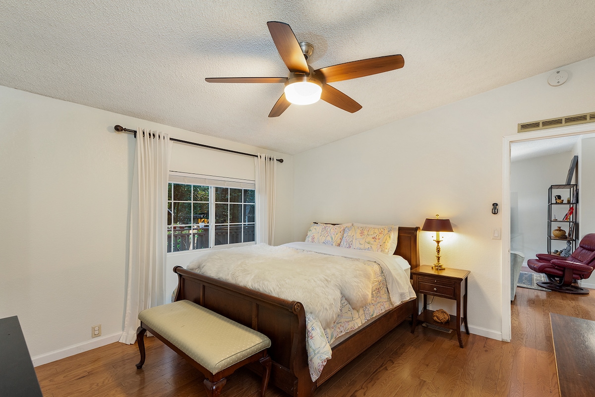 Krevat dopio "queen" në dhomën kryesore të gjumit.