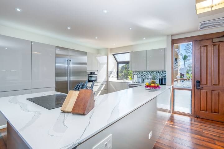 Oceanfront Penthouse Condo in Prime Location gallery image 4