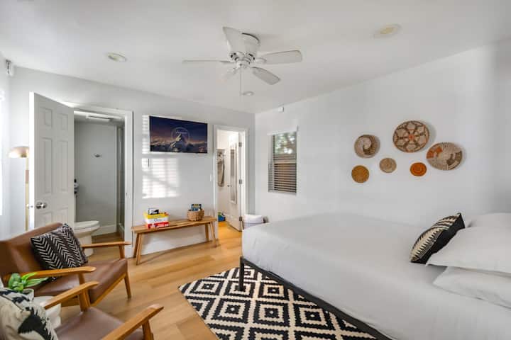 Huntington Hideout: estudio - Cama tamaño queen. 