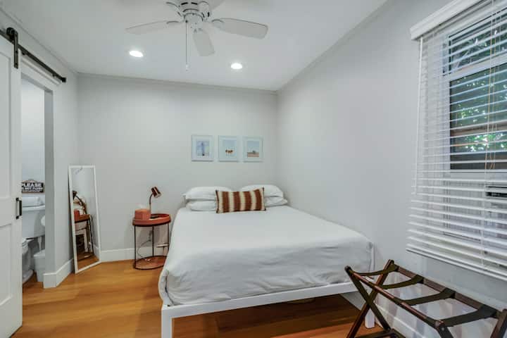 Nana's Beach House: acogedor dormitorio con cama queen y TV.