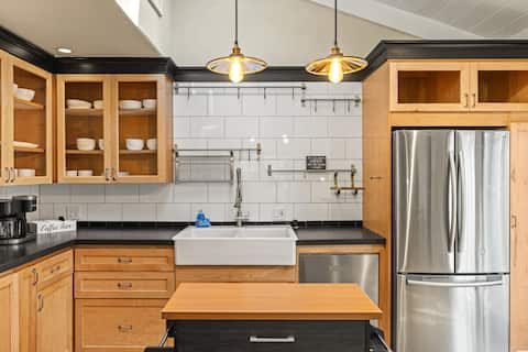 Stunning outdoor space 5 min to Aquarium and Golf