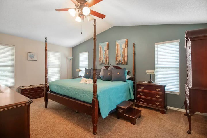 Главна спална соба со брачен кревет и телевизор