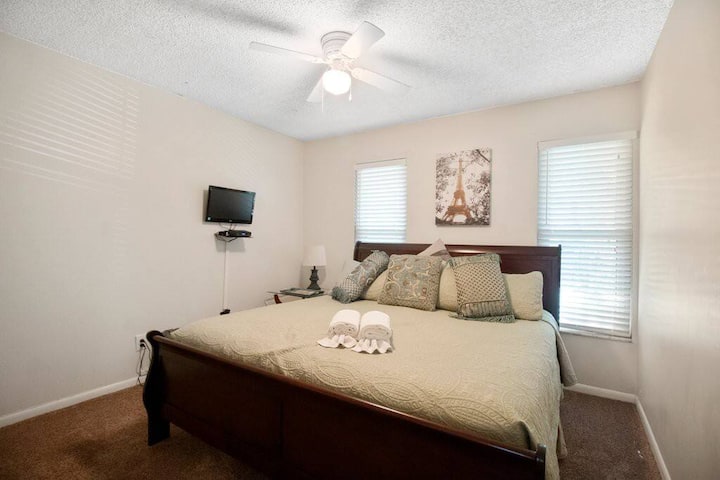 Спална соба со брачен кревет и телевизор