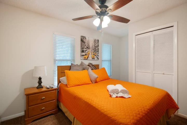 Спална соба со брачен кревет (широк 150-179 см) и телевизор