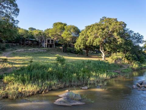 8 Sleeper Cottage with River View