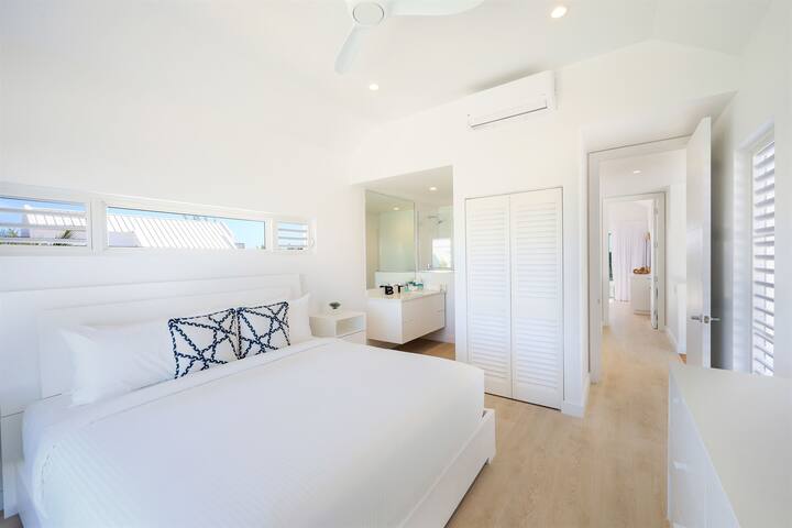 Sea La Vie: NEW Villa w/Pool, Walk to the Beach