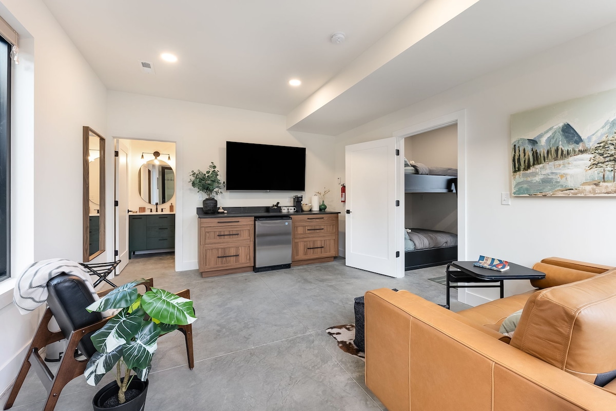 بيت النوم - غرفة معيشة مع تلفزيون ذكي، وبار قهوة مع ثلاجة صغيرة، وحمام كامل، وغرفة نوم مع ثلاثة أسرّة كاملة الحجم.