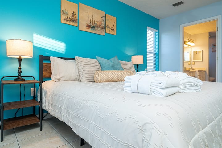 Chumba cha Kula: Kusanyika kwenye meza ya kijijini kwa ajili ya milo ya kupendeza na mapambo yaliyohamasishwa na bahari!