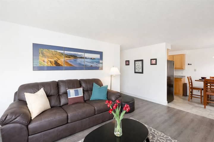 Spring Escape | Walk To Beach | 3br Condo, Pets Ok - Seaside, OR