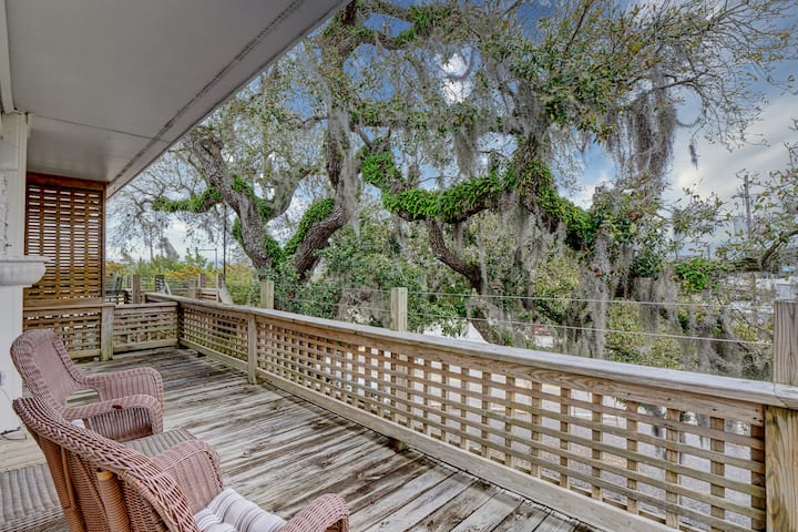Waterway Retreat W/ Marina Views, Pool & Dining - ライツビル・ビーチ, NC