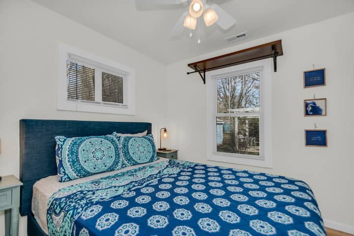 "The Up" Cottage Master Bedroom Queen Bed