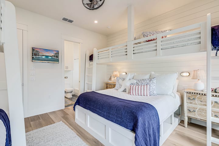 Habitación con 2 literas individuales sobre tamaño king, primer piso, capacidad para 6 personas.