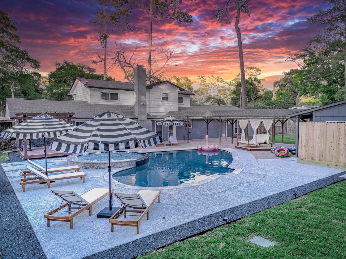 4BR Pool Retreat, Hot Tub, Pickleball, Sleeps 12