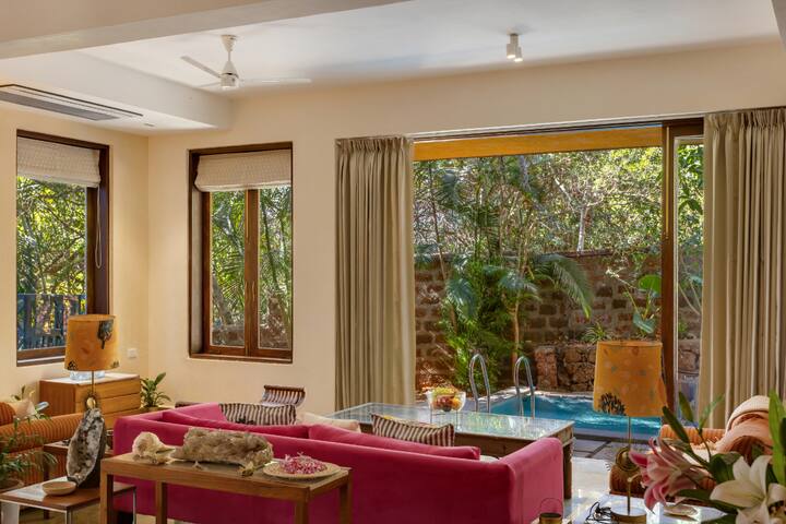 Rooms: Living area