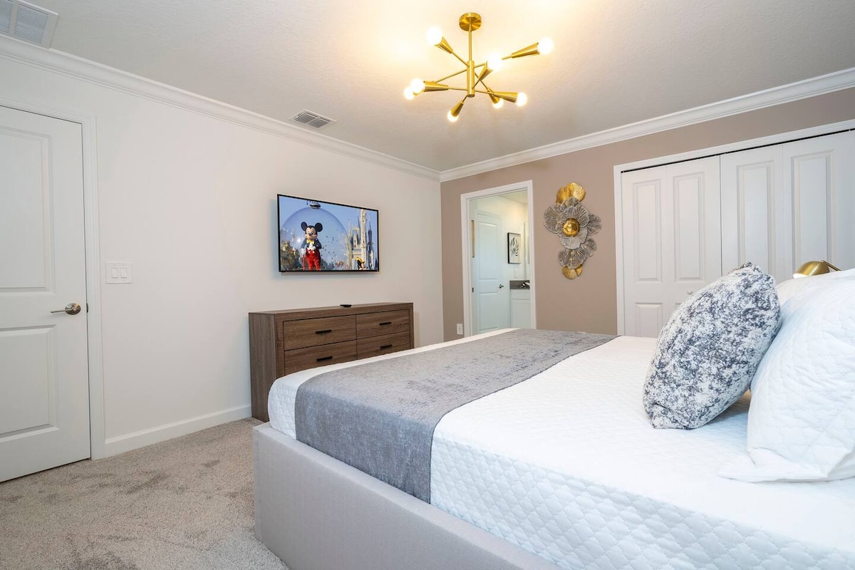 With a king size bed  Experience the ultimate in comfort and luxury as you unwind in this stunning retreat, designed to soothe the weary traveler's soul and provide a haven of tranquility for your vacation escape. With our comfortable bed and soft pi