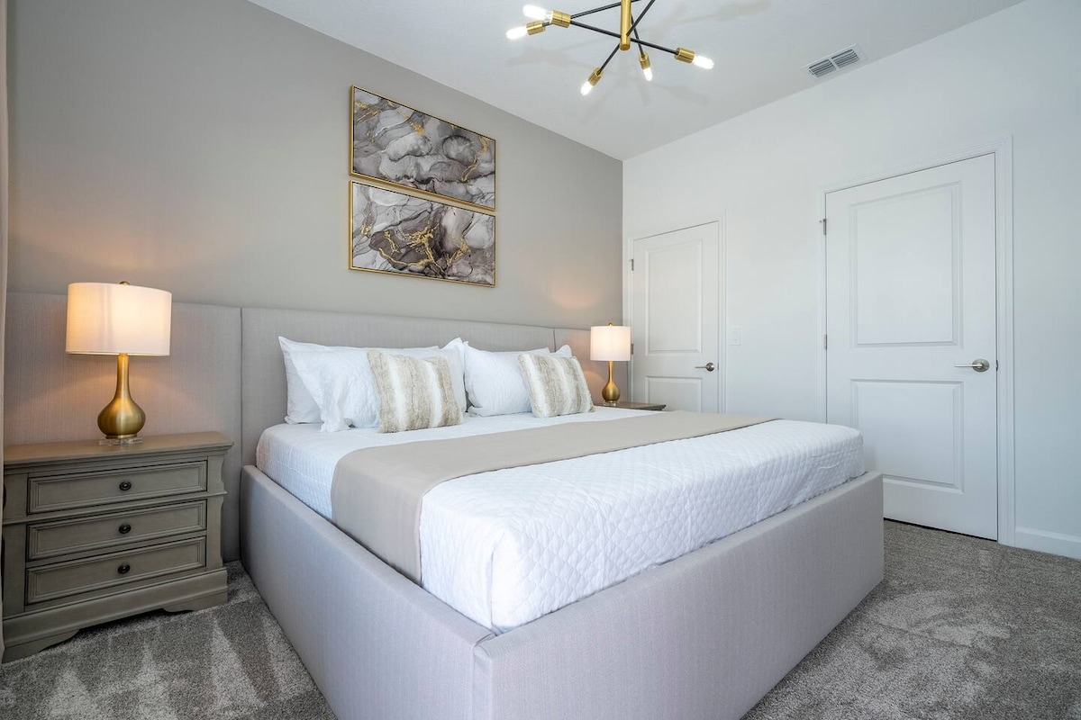 A big bedroom for two on the ground floor, featuring sumptuously comfortable queen sized  bed that redefine the meaning of a good night's sleep. Plus a Tv and great Pro decoration.