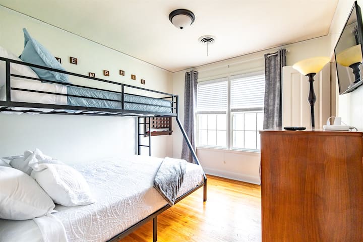 Спална соба бр. 3: двокреветна соба над брачен кревет (широк 150-179 см) + телевизор