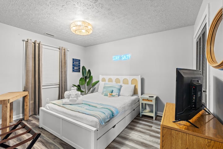 舒适的客房套房，配有一张标准双人床、矮床和独立套房卫生间