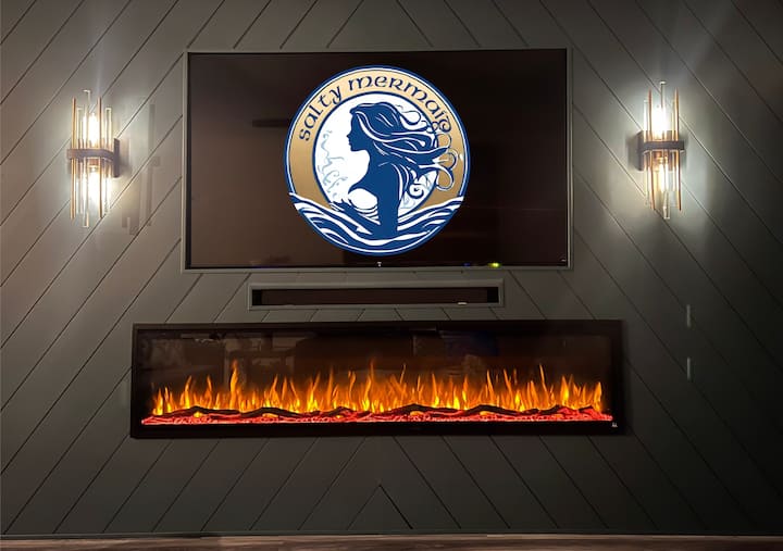 您可以欣赏超大壁炉和75英寸智能电视，同时欣赏海景。