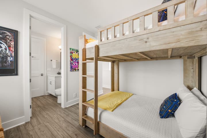 Tretia spálňa, plná/plná poschodová posteľ