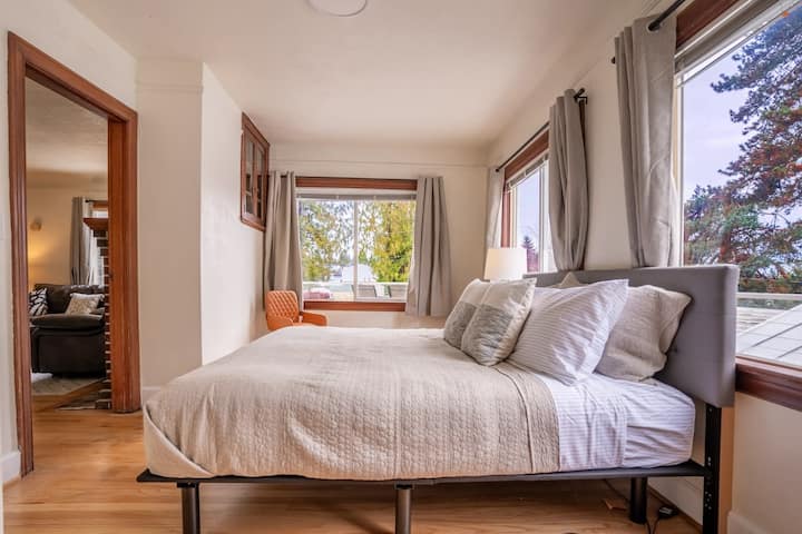 Burien's 3-BR Middle Unit Retreat with Deck BBQ