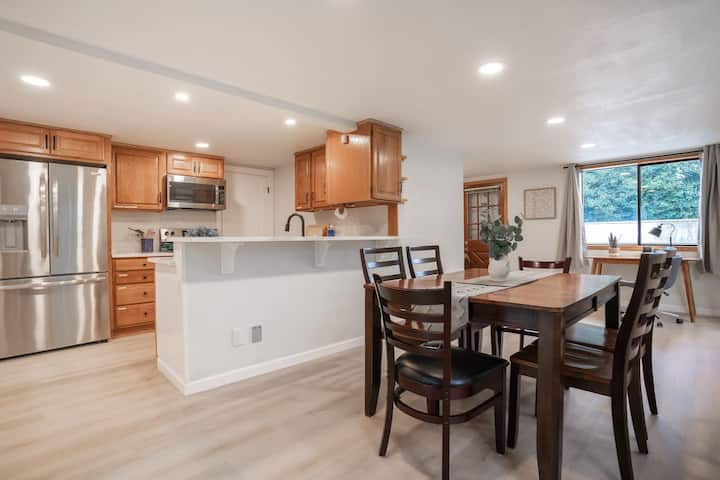Burien's 3-BR Middle Unit Retreat with Deck BBQ