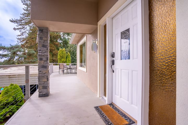 Burien's 3-BR Middle Unit Retreat with Deck BBQ