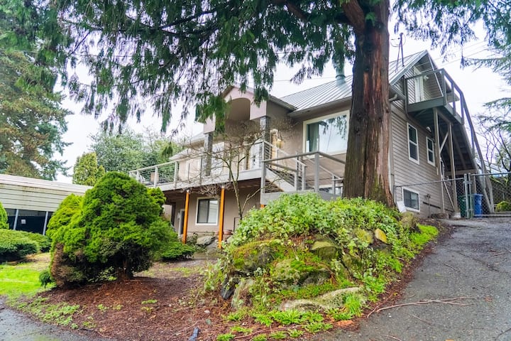 Burien's 3-BR Middle Unit Retreat with Deck BBQ