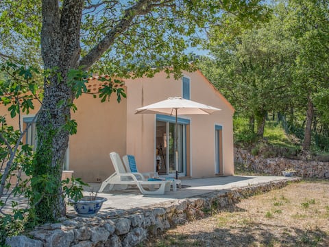 Holiday cottage with view and close to the lake