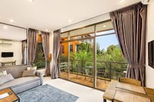 Saiya Naiharn | Spacious Flat with Tropical Vibe NH307