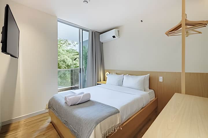 Acogedor dormitorio con una cómoda cama doble, ideal para descansar y relajarse. Decorado con esmero y con toques cálidos, ofrece un ambiente acogedor para disfrutar de una estancia tranquila rodeada de comodidades.